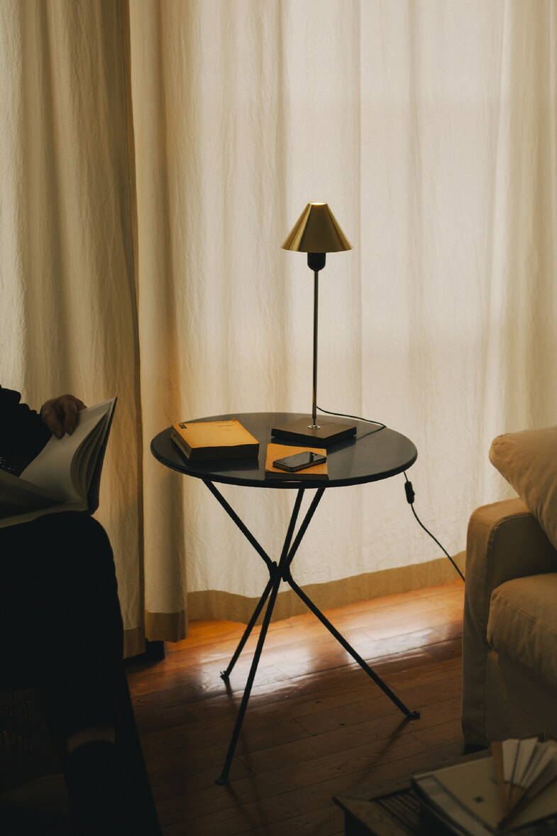 Zoom: Tischleuchte Gira Santa & Cole