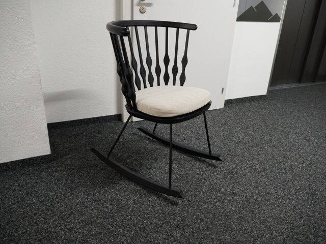 Schaukelstuhl Nub von Andreu World Schaukelstuhl Nub von Andreu World