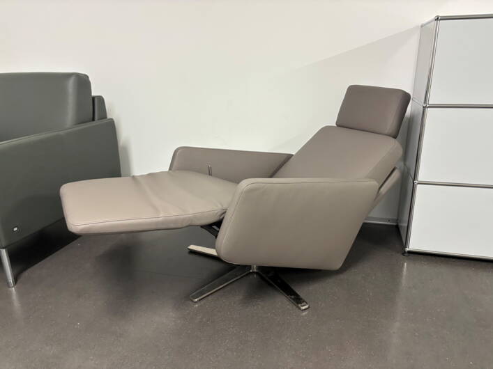 Relaxsessel Jon mit Hocker von WeibelWeibel
